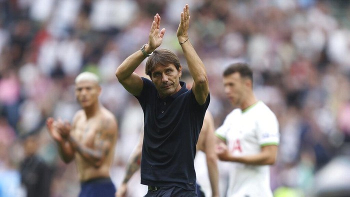 Tottenham's head coach Antonio Conte applauds fans at the end of the English Premier League soccer match between Tottenham Hotspur and Fulham at Tottenham Hotspur stadium, in London, England, Saturday, Sept. 3, 2022. (AP Photo/Ian Walton)