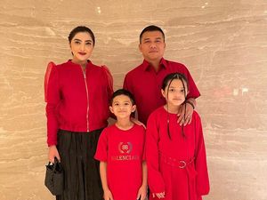 Anak Ashanty & Anang Jadi Pendamping Nathan Tjoe-A-On di Laga Indonesia Vs Irak Anak Ashanty & Anang Jadi Pendamping Nathan Tjoe-A-On di Laga Indonesia Vs Irak
