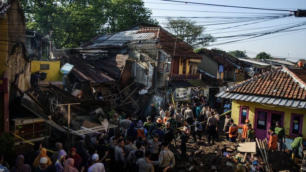 Potret Kerusakan Rumah di Bandung Akibat Pipa PDAM Meledak Potret Kerusakan Rumah di Bandung Akibat Pipa PDAM Meledak