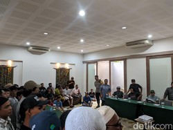 Diduga PHK 30 Karyawan, Warga Senggigi Geruduk Svarga Resort Lombok