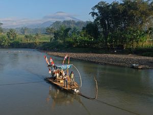 Kala Rakit Bambu Jadi Penyambung Denyut Ekonomi Kala Rakit Bambu Jadi Penyambung Denyut Ekonomi