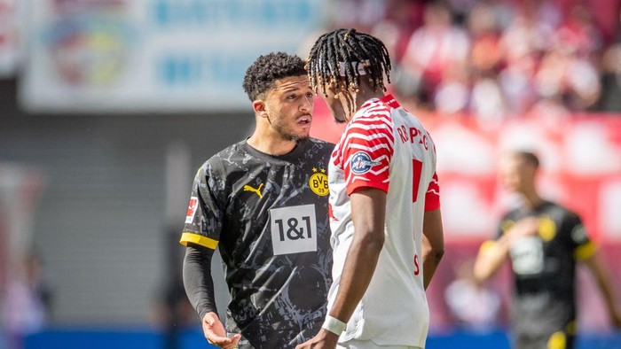 LEIPZIG, GERMANY - APRIL 27: Jadon Sancho of Borussia Dortmund discuss with Mohamed Simakan of RB Leipzig during the Bundesliga match between RB Leipzig and Borussia Dortmund at Red Bull Arena on April 27, 2024 in Leipzig, Germany. (Photo by Luciano Lima/Getty Images) (Photo by Luciano Lima/Getty Images)