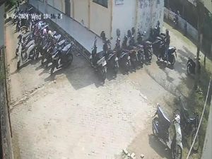 Nyamar Jadi Siswa, Maling Gondol Motor di SMAN 4 Bangkalan Nyamar Jadi Siswa, Maling Gondol Motor di SMAN 4 Bangkalan