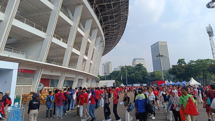 Suporter sudah memadati area Stadion Utama Gelora Bung Karno (SUGBK), Jakarta, Kamis (6/6/2024), siang, WIB. Timnas Indonesia akan menjamu Irak.