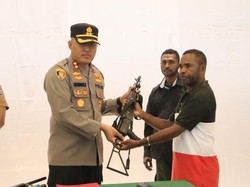 Warga di Teluk Bintuni Serahkan 2 Senjata Api Rakitan-11 Amunisi ke Polisi