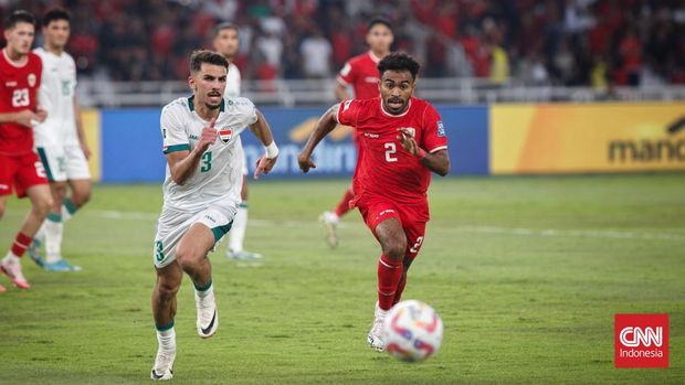 Pesepak bola Timnas Indonesia mencoba melewati pesepak bola Timnas Irak dalam laga lanjutan Grup F Kualifikasi Piala Dunia 2026 zona Asia di Stadion Utama Gelora Bung Karno, Senayan, Jakarta, Kamis, 6 Juni 2024. Timnas Indonesia kalah dengan skor 0-2. (CNN Indonesia/Adhi Wicaksono)