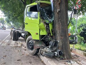 Truk di Palembang Hantam Motor dan Pohon Gegara Rem Blong