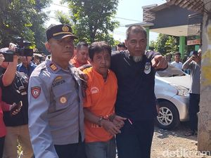 Pembunuh Bocah di Bekasi Diteriaki Warga Saat Prarekonstruksi Pembunuh Bocah di Bekasi Diteriaki Warga Saat Prarekonstruksi