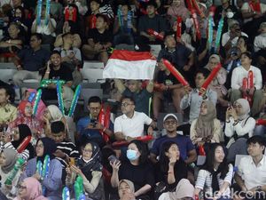 Aksi Penonton Dorong Semangat Atlet Indonesia di Indonesia Open 2024