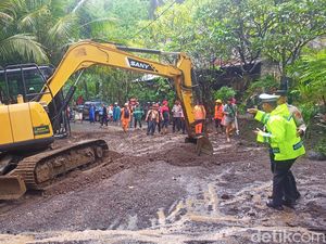 Hujan Deras, Jalur Amlapura-Denpasar Lumpuh Total Akibat Longsor
