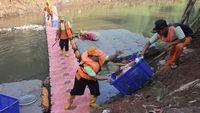 Antisipasi Banjir, Sampah Kali Pesanggrahan Dibersihkan Rutin
