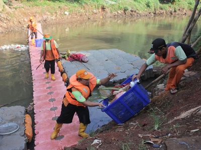 Antisipasi Banjir, Sampah Kali Pesanggrahan Dibersihkan Rutin
