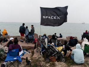 Antusias Warga Nonton Peluncuran Roket Raksasa Starship Milik Elon Musk