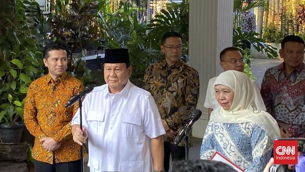 Bakal Calon Gubernur dan Wakil Gubernur Jawa Timur Khofifah Indar Parawansa dan Emil Dardak menyambangi kediaman Ketua Umum Gerindra sekaligus Presiden Terpilih Prabowo Subianto pada Jumat (7/6) sore ini.