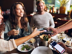 Ini Etiket Split Bill saat Makan Bersama Teman di Restoran