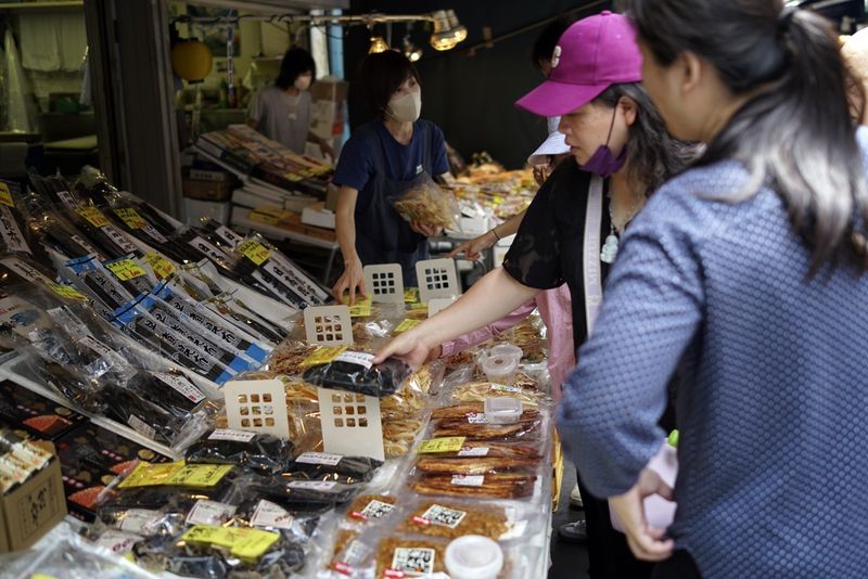 Sebuah bekas pasar ikan di Tokyo kini menjadi tempat wisata populer. Pengunjung dapat berburu kuliner di pasar luar Tsukiji.