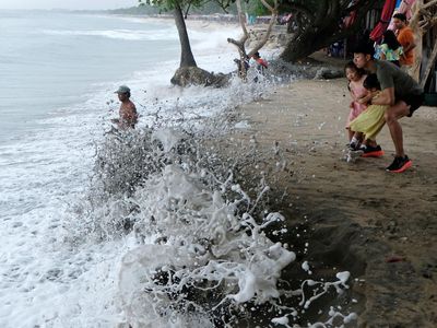 BMKG Imbau Waspada Hujan Petir Hingga Gelombang Tinggi Laut di Bali