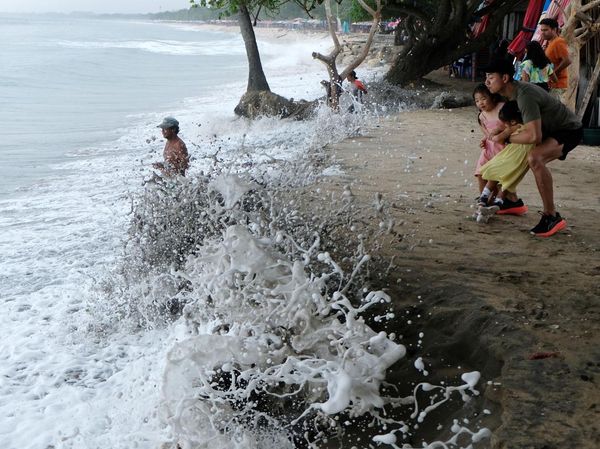BMKG Imbau Waspada Hujan Petir Hingga Gelombang Tinggi Laut di Bali
