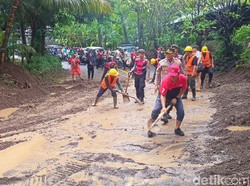 Bupati Gede Dana Terjun Langsung Tangani Longsor di Jalan Amlapura-Denpasar