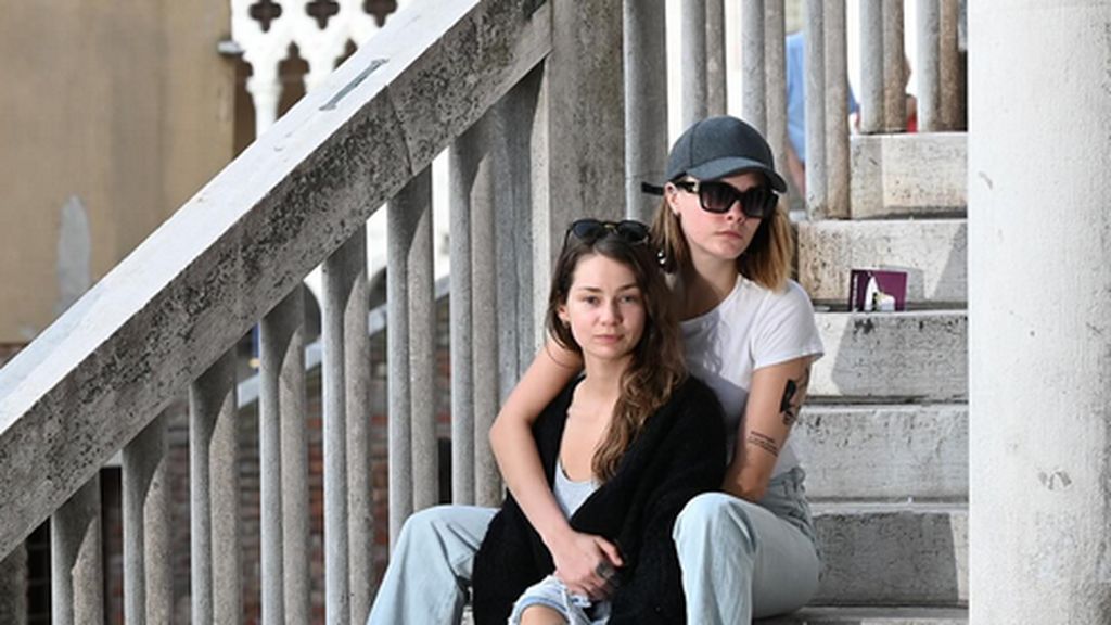 Foto Cara Delevingne dengan Pacar Wanitanya, Pamer Foto Ciuman Kontroversial Foto Cara Delevingne dengan Pacar Wanitanya, Pamer Foto Ciuman Kontroversial