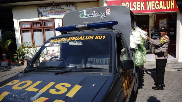 Cara Unik Sosialisasi Polisi di Jombang, Ubah Mobil Jadi Gerobak Sayur