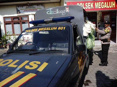 Cara Unik Sosialisasi Polisi di Jombang, Ubah Mobil Jadi Gerobak Sayur