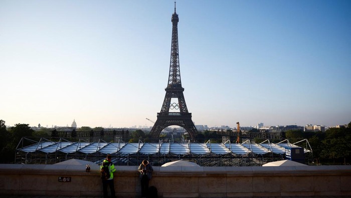 The Olympic rings are displayed on the first floor of the Eiffel Tower ahead of the Paris 2024 Olympic games in Paris, France June 7, 2024. REUTERS/Sarah Meyssonnier menara eiffel