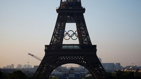 Cincin Olimpiade Mulai Dipasang di Menara Eiffel