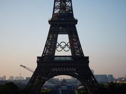 Keren! Seniman Gambar Menara Eiffel Jelang Olimpiade 2024