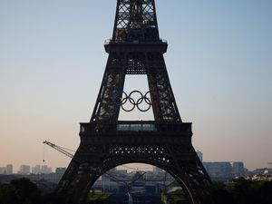 Cincin Olimpiade Mulai Dipasang di Menara Eiffel Cincin Olimpiade Mulai Dipasang di Menara Eiffel