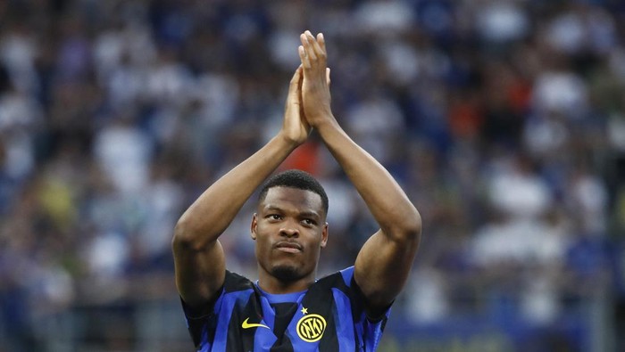 Soccer Football - Serie A - Inter Milan v Lazio - San Siro, Milan, Italy - May 19, 2024 Inter Milans Denzel Dumfries applauds fans after the match REUTERS/Alessandro Garofalo