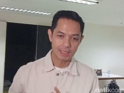 Dude Harlino Sempat Galau Kerja Kantoran atau Main Sinetron