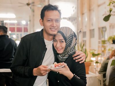 Fedi Nuril Romantis Bareng Istri Saat Kulineran, Begini Potretnya!
