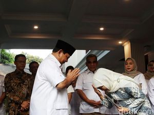 Puja-puji Prabowo untuk Khofifah-Emil Dardak