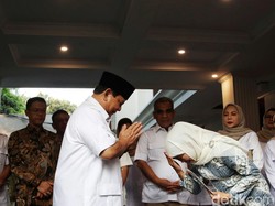 Puja-puji Prabowo untuk Khofifah-Emil Dardak