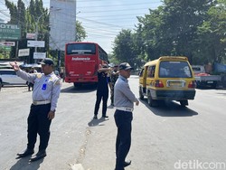 Petugas Kembali Tertibkan Bus Mbeling Biang Macet Terminal Bungurasih