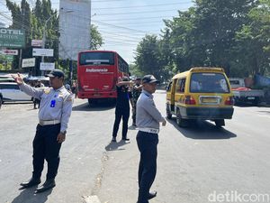 Petugas Kembali Tertibkan Bus Mbeling Biang Macet Terminal Bungurasih Petugas Kembali Tertibkan Bus Mbeling Biang Macet Terminal Bungurasih