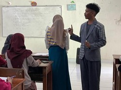 Guru Indra Jadi Model Pakaian Karya Siswa, Mengaku Ingin Bangkitkan Motivasi