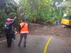 Jalur Amlapura-Denpasar Tertimbun Longsor, Lalu Lintas Macet