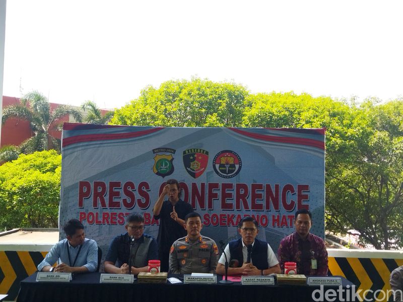 Kasat Reskrim Polresta Bandara Soetta, Kompol Reza Fahlevi mengungkap ketiga pelaku penipuan dan hipnotis. (7/6/2024)