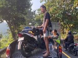 Tabrak Pembatas Jalan di Ruas Jogja-Wonosari, Pemotor Terperosok ke Tebing