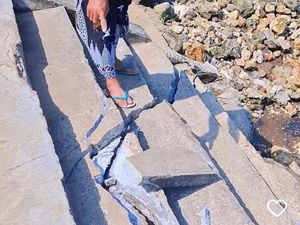 Viral Talut Pantai Baron Gunungkidul Nyaris Ambrol Diterjang Ombak