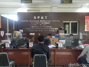 Buang Air Kecil di Pinggir Jalan, Motor Pria di Palembang Dibawa Kabur Buang Air Kecil di Pinggir Jalan, Motor Pria di Palembang Dibawa Kabur