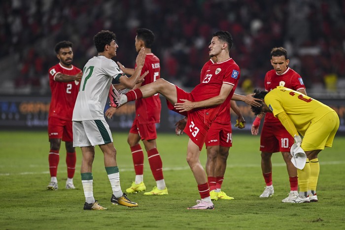 Pesepak bola Tim Nasional Indonesia Justin Hubner (tengah) menyapa dan bercanda dengan pesepak bola Tim nasional Irak Ali Jasim Elaibi (kiri) dalam laga lanjutan Grup F Kualifikasi Piala Dunia 2026 zona Asia, di Stadion Utama Gelora Bung Karno (SUGBK), Senayan, Jakarta, Kamis (6/6/2024). Timnas Indonesia kalah dengan skor 0-2. ANTARA FOTO/Galih Pradipta/aww.