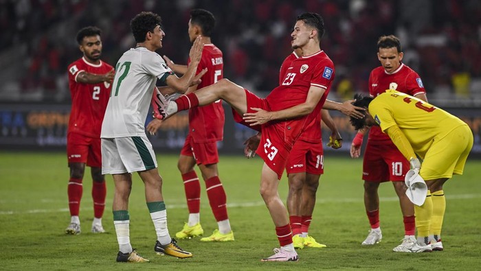 Pesepak bola Tim Nasional Indonesia Justin Hubner (tengah) menyapa dan bercanda dengan pesepak bola Tim nasional Irak Ali Jasim Elaibi (kiri) dalam laga lanjutan Grup F Kualifikasi Piala Dunia 2026 zona Asia, di Stadion Utama Gelora Bung Karno (SUGBK), Senayan, Jakarta, Kamis (6/6/2024). Timnas Indonesia kalah dengan skor 0-2. ANTARA FOTO/Galih Pradipta/aww.