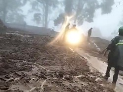 Jalur Perbukitan Piket Nol Lumajang-Malang Longsor