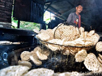 Potret Produksi UMKM Kerupuk di Surabaya