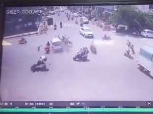 Ngeri! Mobil Dikemudikan Lansia 72 Tahun Hantam Pemotor di Perempatan Jalan