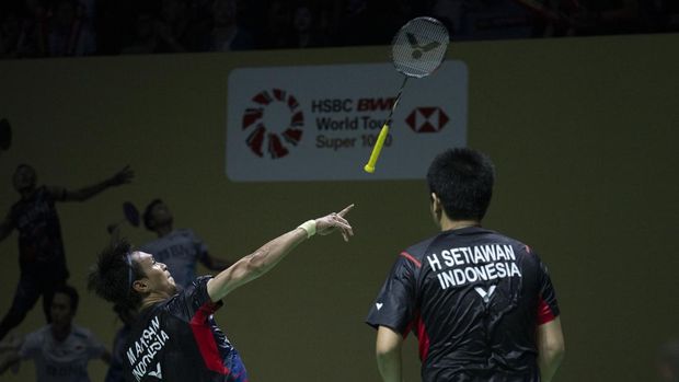 Mohammad Ahsan/Hendra Setiawan Pebulu tangkis ganda putra Indonesia Mohammad Ahsan (kiri) disaksikan rekannya Hendra Setiawan (kanan) melempar raket ke arah penonton usai kalah melawan ganda putra China Liang Wei Kang dan Wang Chang dalam babak 16 besar Indonesia Open 2024 di Istora Senayan, Jakarta, Kamis (6/6/2024). Hendra/Ahsan kalah dalam rubber gim dengan skor 21-17, 20-22, dan 18-21. ANTARA FOTO/Aprillio Akbar/aww.
