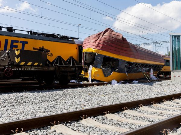 Momen Evakuasi 2 Kereta yang Tabrakan di Ceko